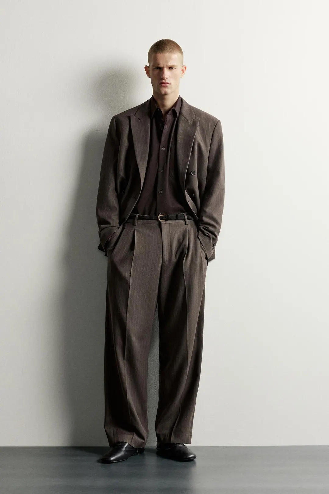 Костюмные брюки в тонкую полоску со складками, Zara