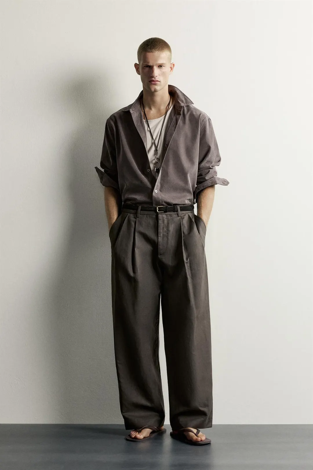 Брюки чинос со складками из смеси хлопка и льна, Zara