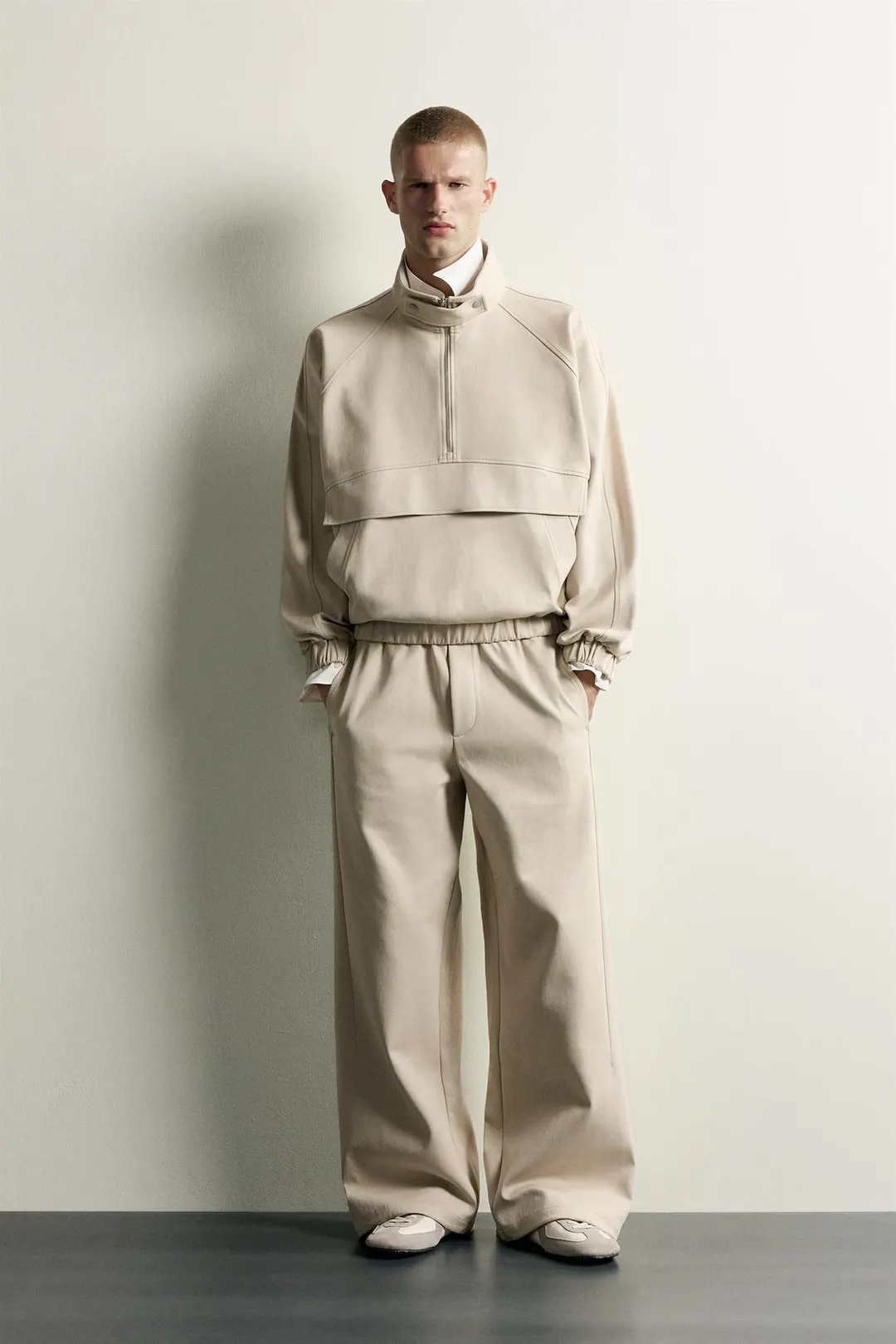 Брюки широкие из технологичной ткани, Zara