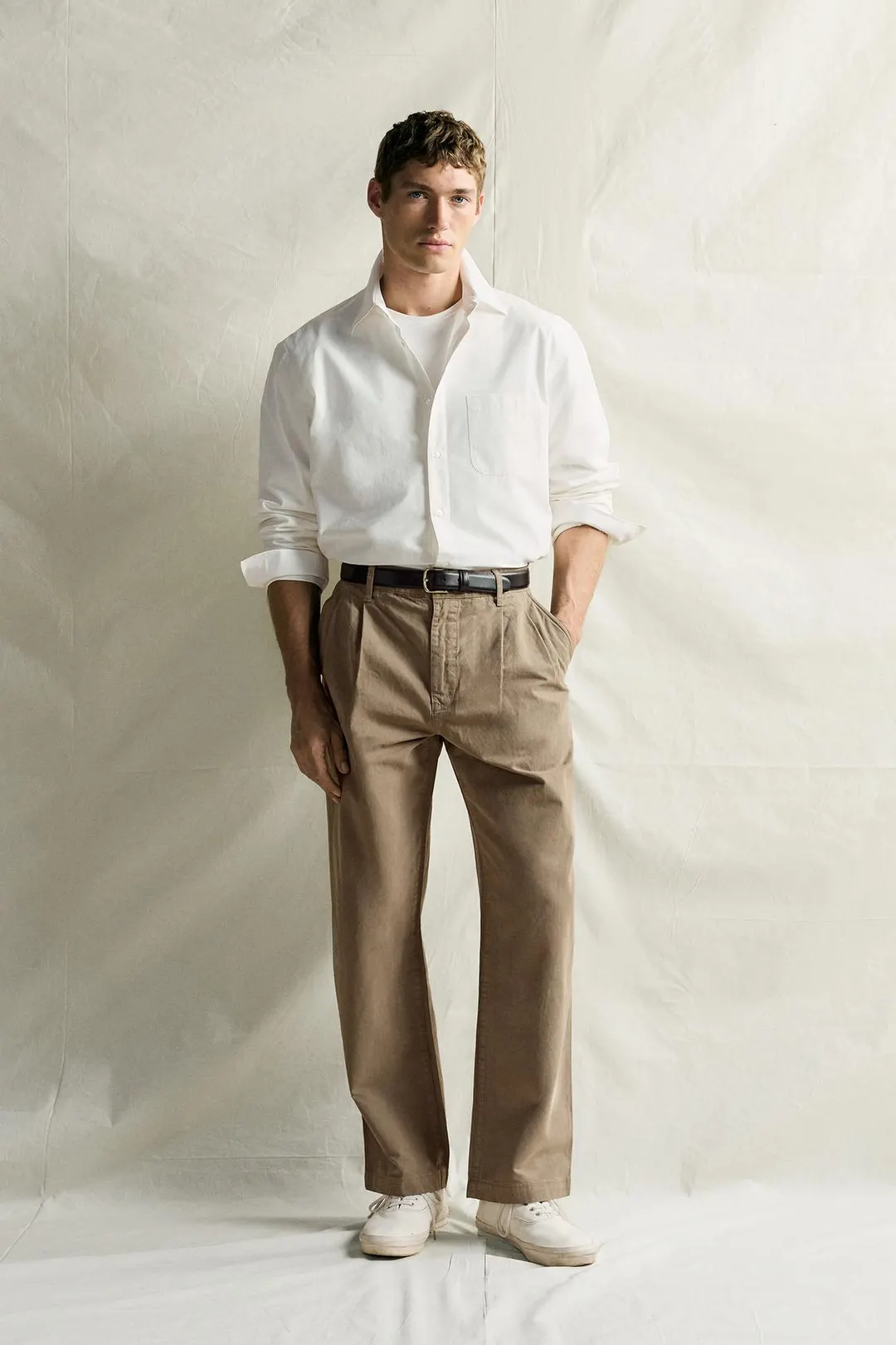 Брюки чинос стандартного кроя со складками, Zara