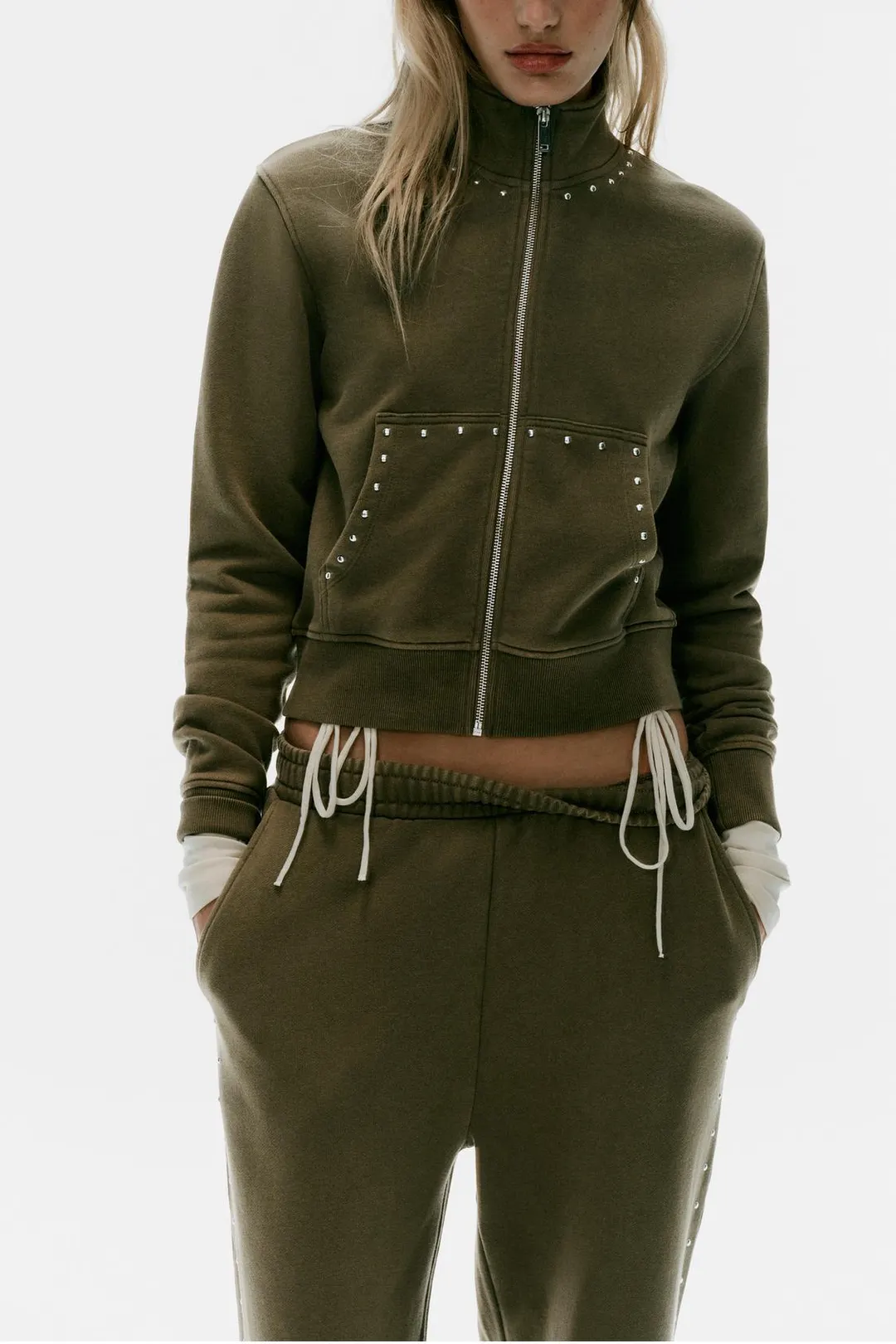 Брюки с эффектом выцветания и заклепками, Zara
