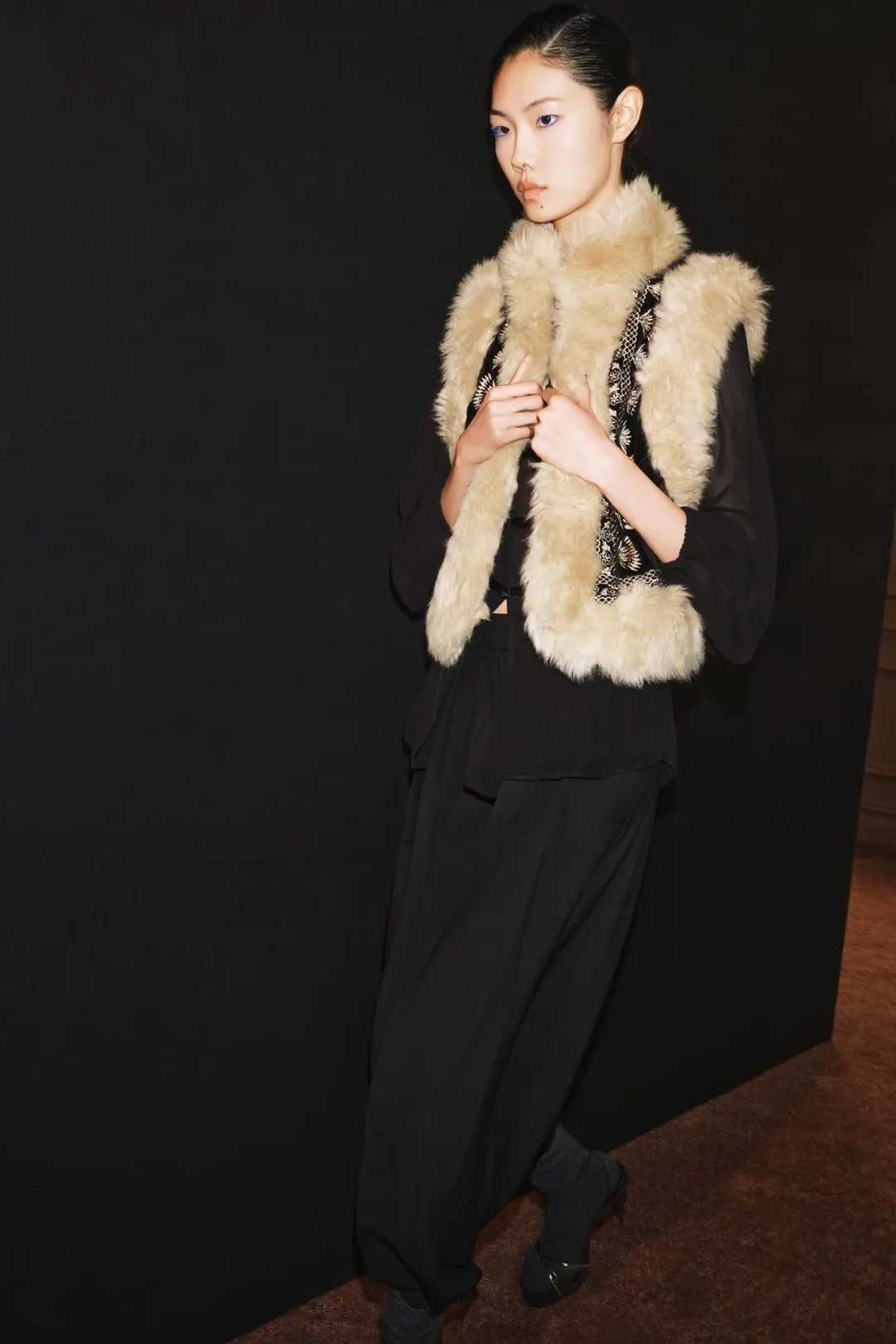 Жилет ZW Collection с вышивкой и воротником из искусственного меха, Zara