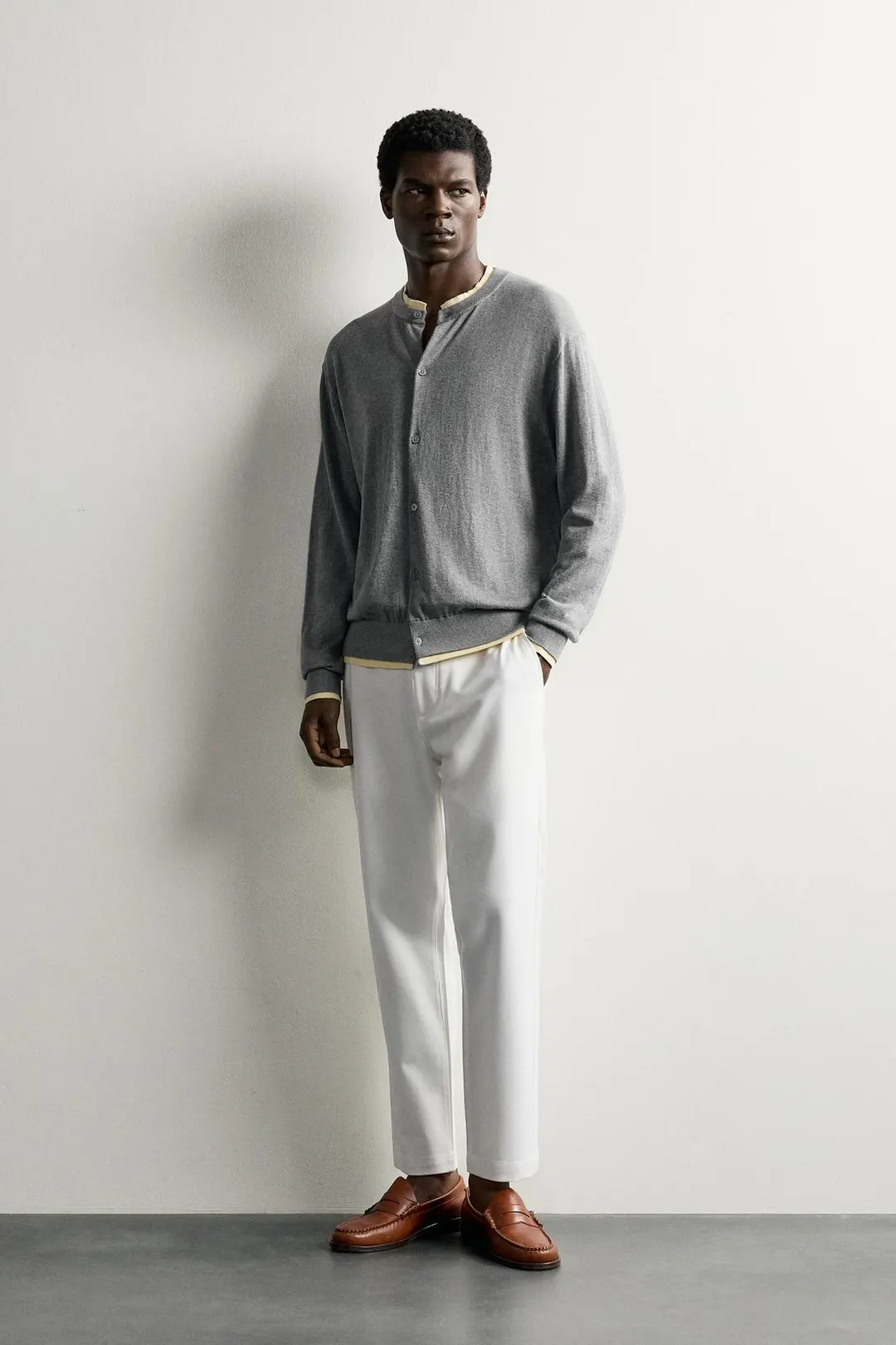 Фактурные чиносы комфортного кроя, Zara