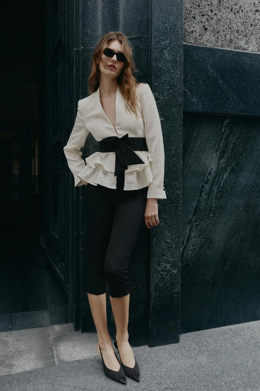Блейзер под замшу с поясом и оборками, Zara