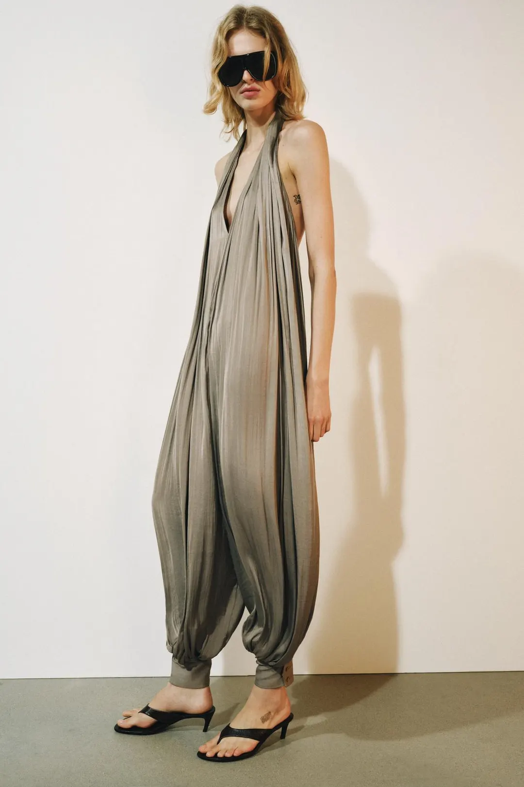 Атласный комбинезон с открытыми плечами ZW Collection, Zara