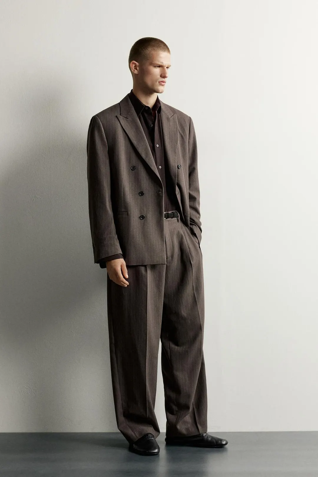 Костюмные брюки в тонкую полоску со складками, Zara