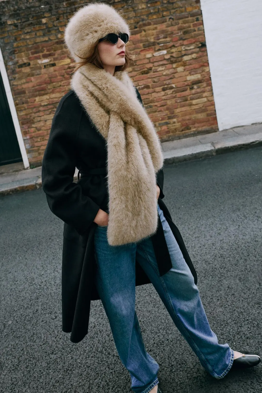 Шарф из искусственного меха с прорезью, Zara
