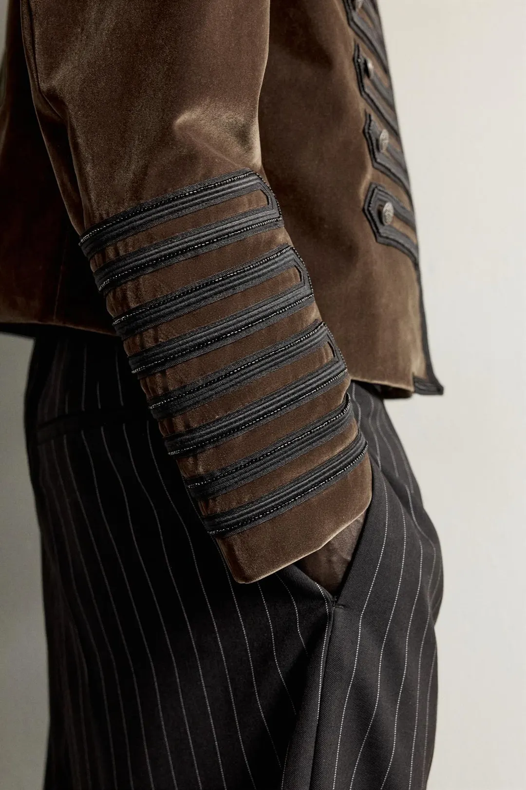 Укороченный блейзер с контрастной застежкой-клевант, Zara