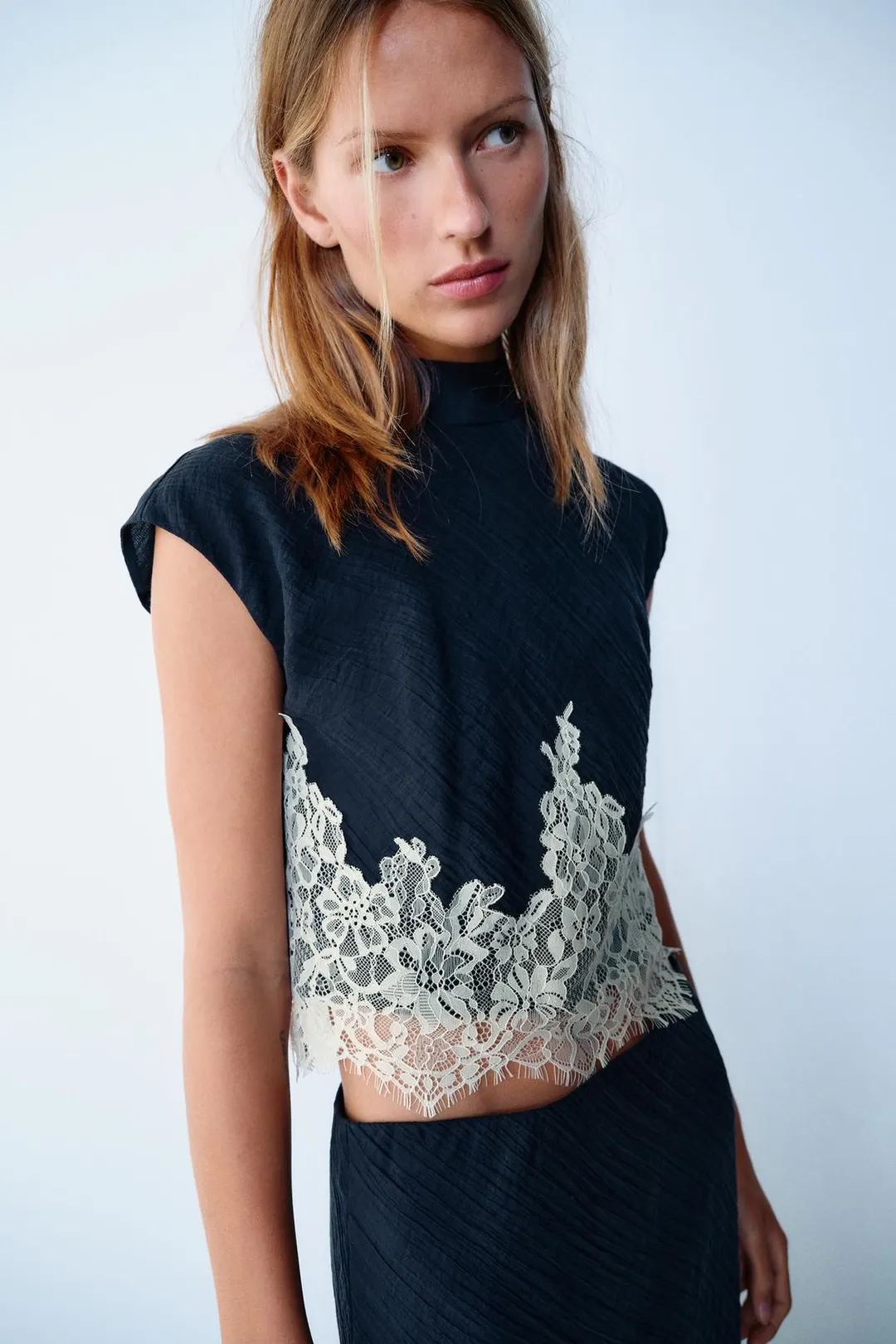 Укороченный топ с кружевной отделкой, Zara