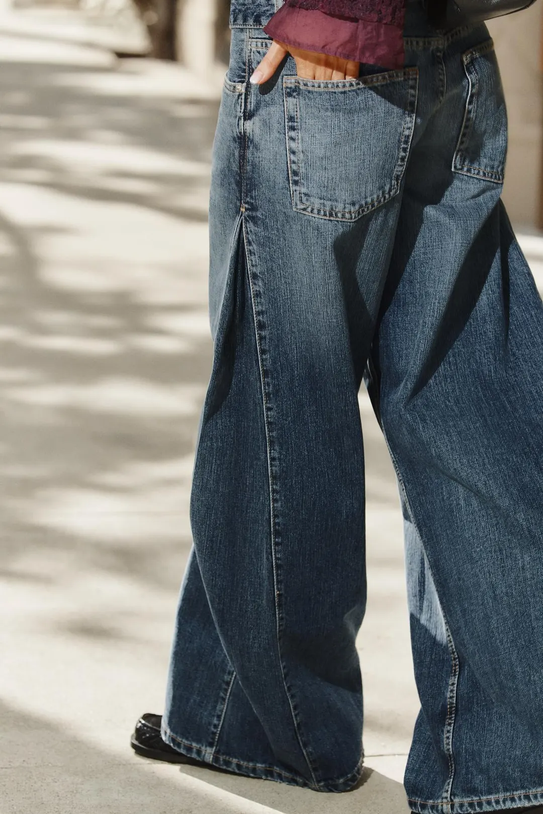 Джинсы со средней посадкой, складками и ремнем TRF, Zara