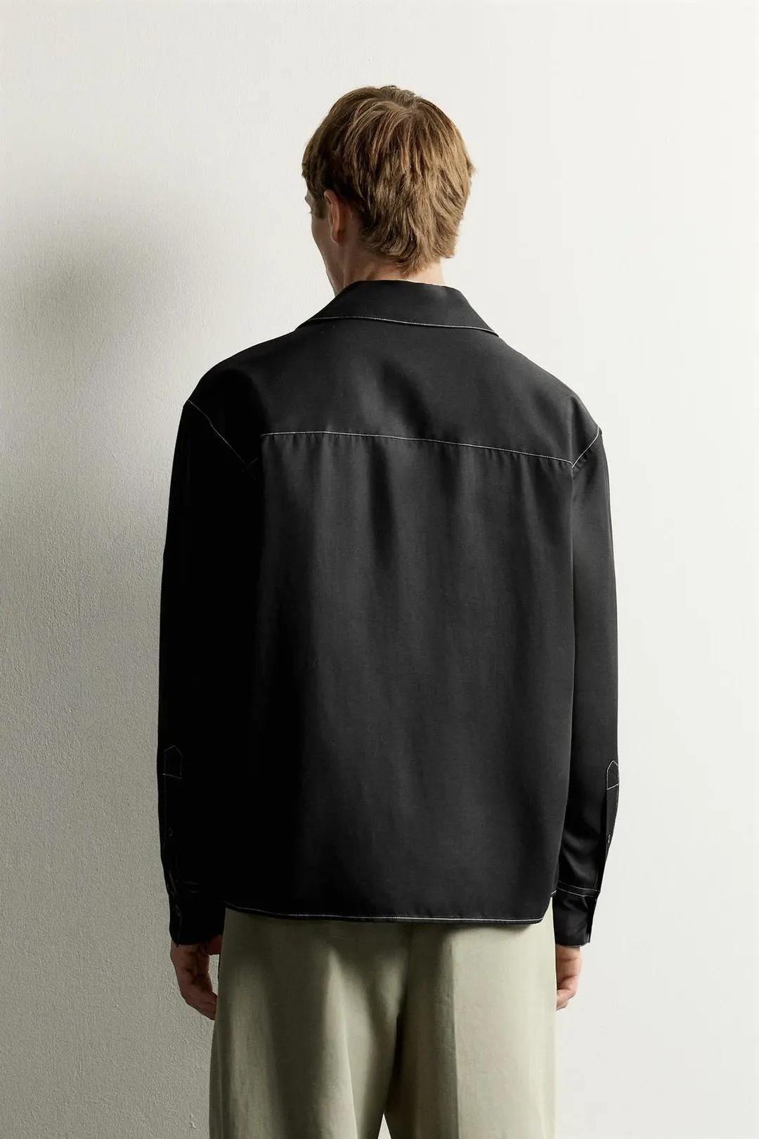 Рубашка струящегося кроя с контрастной отстрочкой, Zara