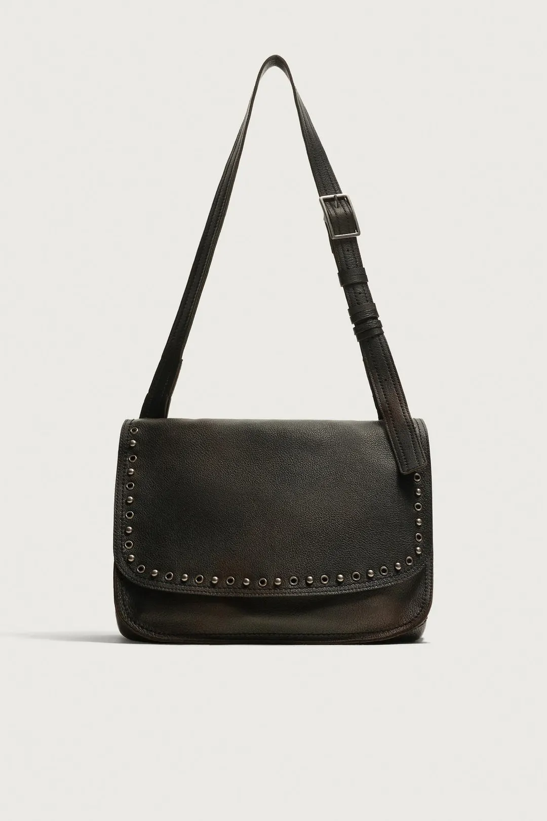 Сумка через плечо из кожи с заклепками, Zara