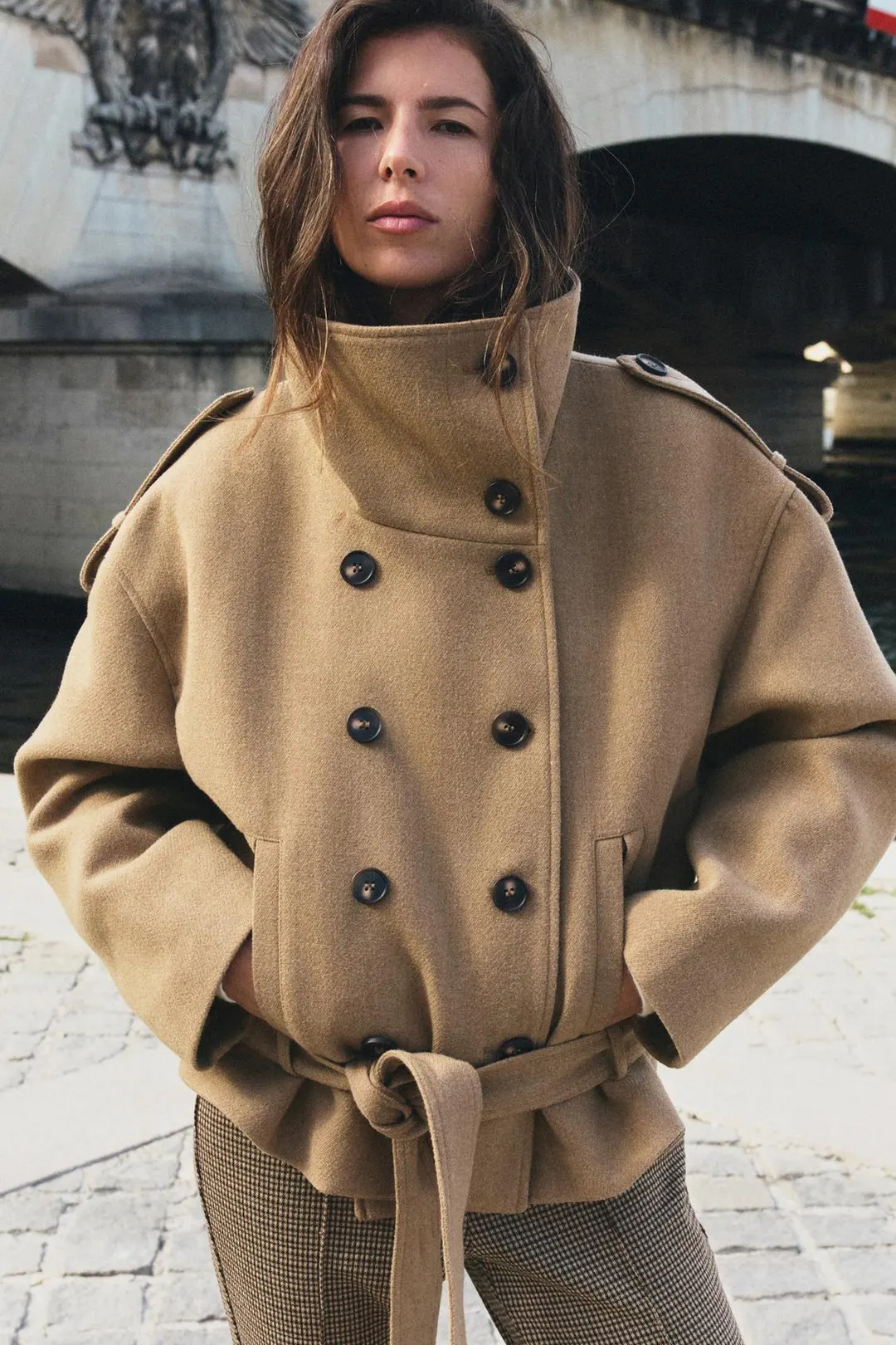 Пальто короткое с высоким воротником и поясом, Zara