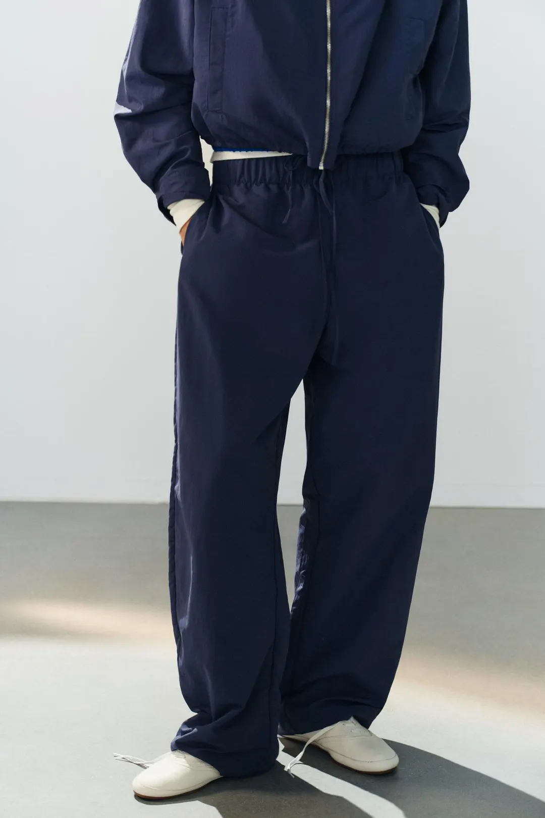 Брюки из технологичной ткани с эластичным поясом, Zara