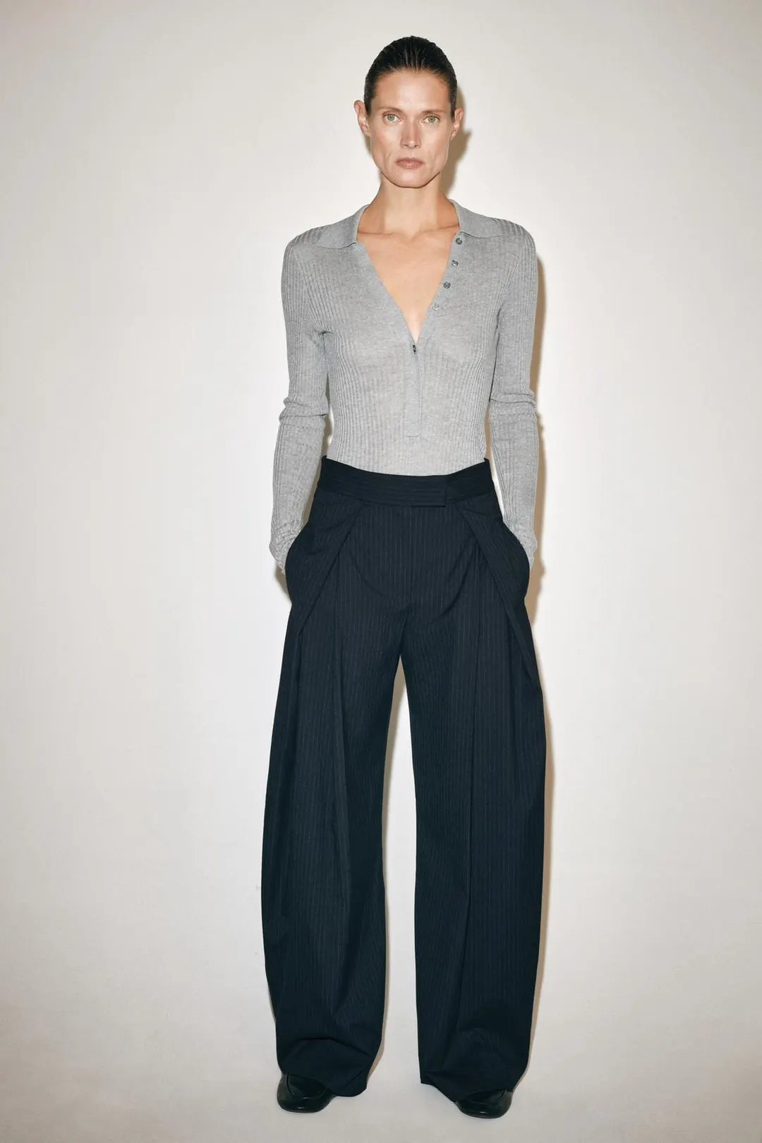 Брюки со складками на талии ZW Collection, Zara