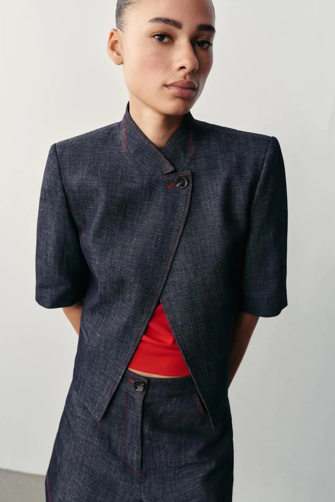 Пиджак из смесового льна с короткими рукавами и контрастной строчкой, Zara