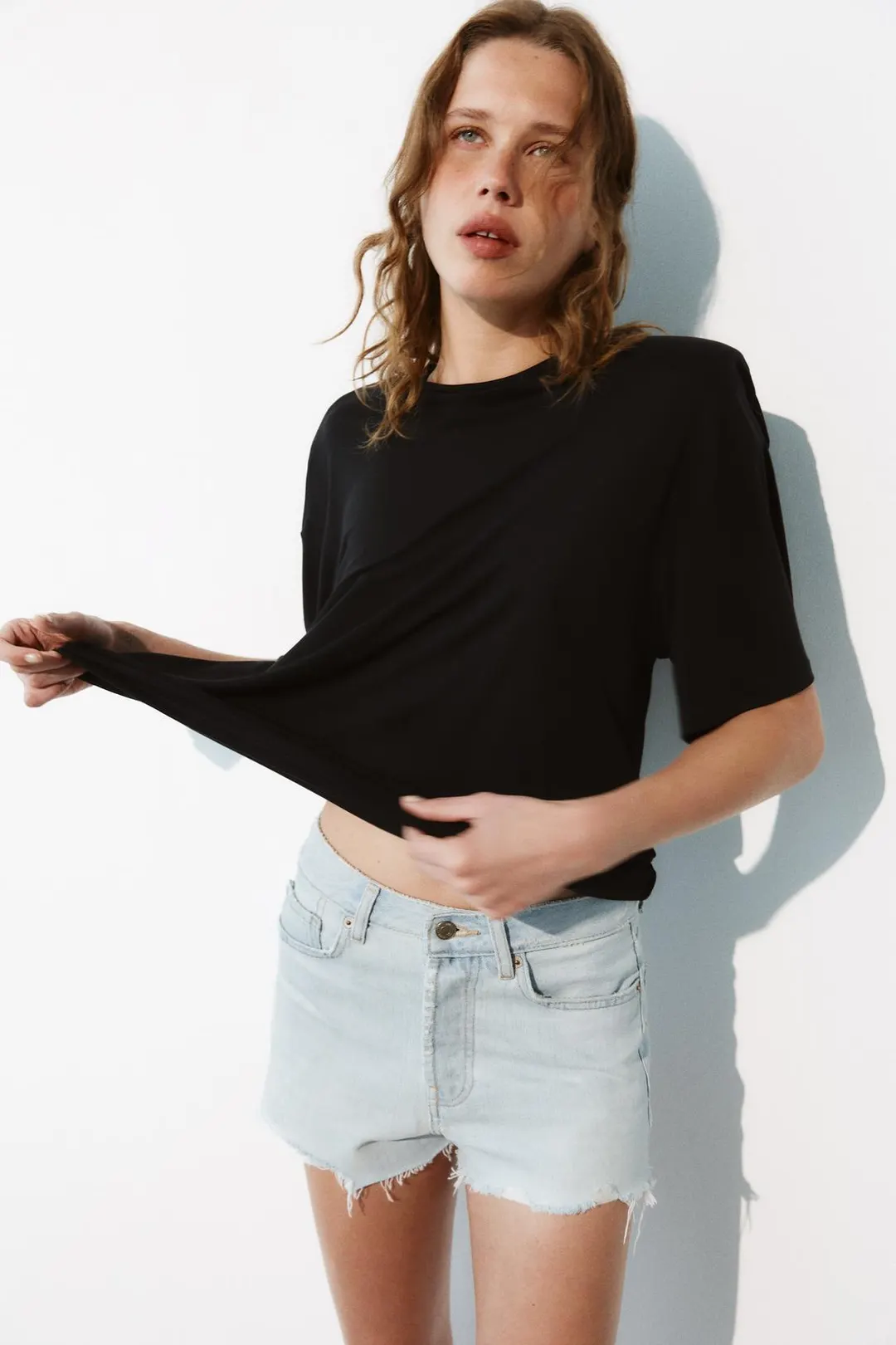 Шорты джинсовые TRF средней посадки с рваным эффектом, Zara
