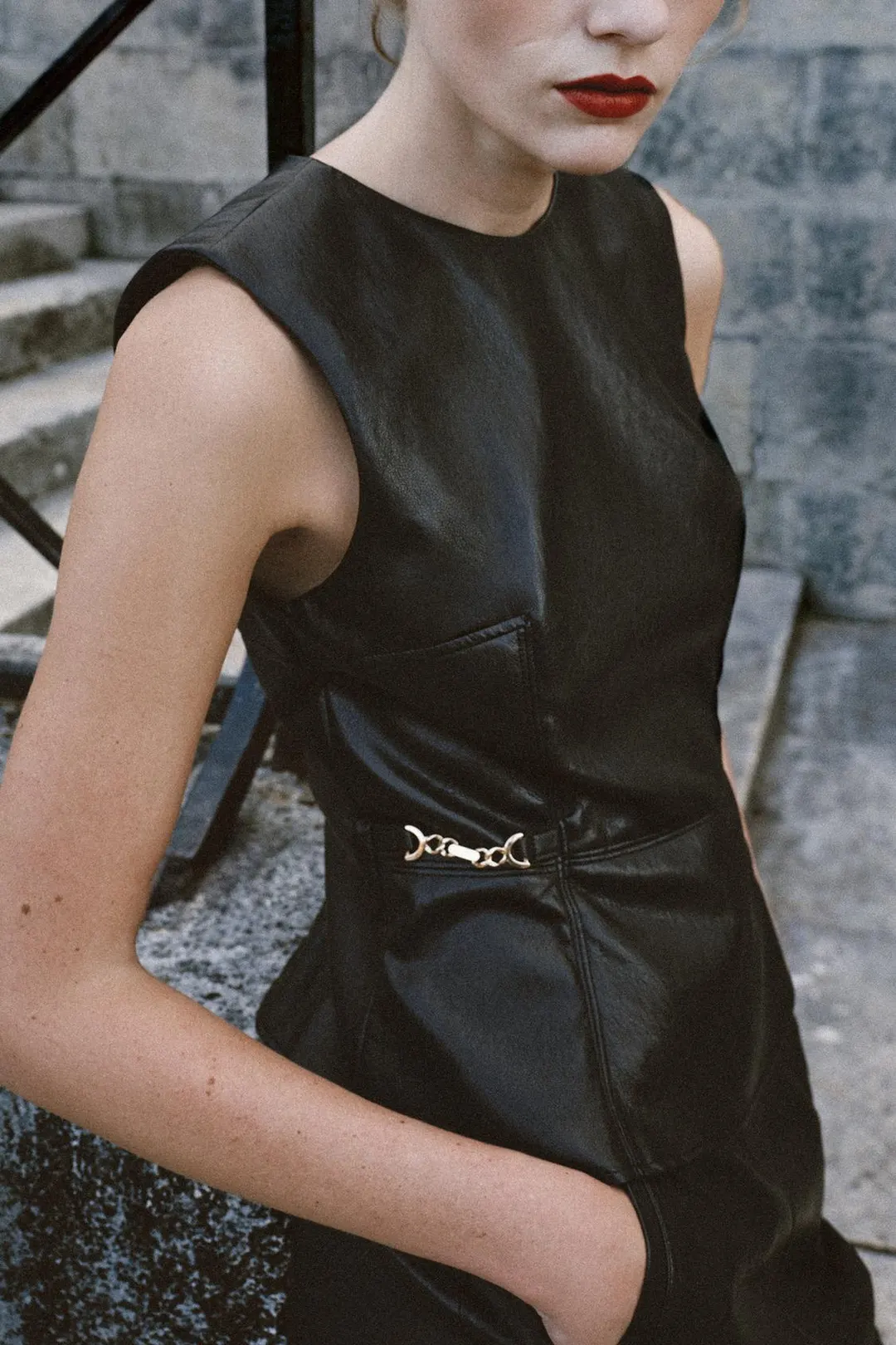 Топ под кожу с золотистыми аппликациями, Zara