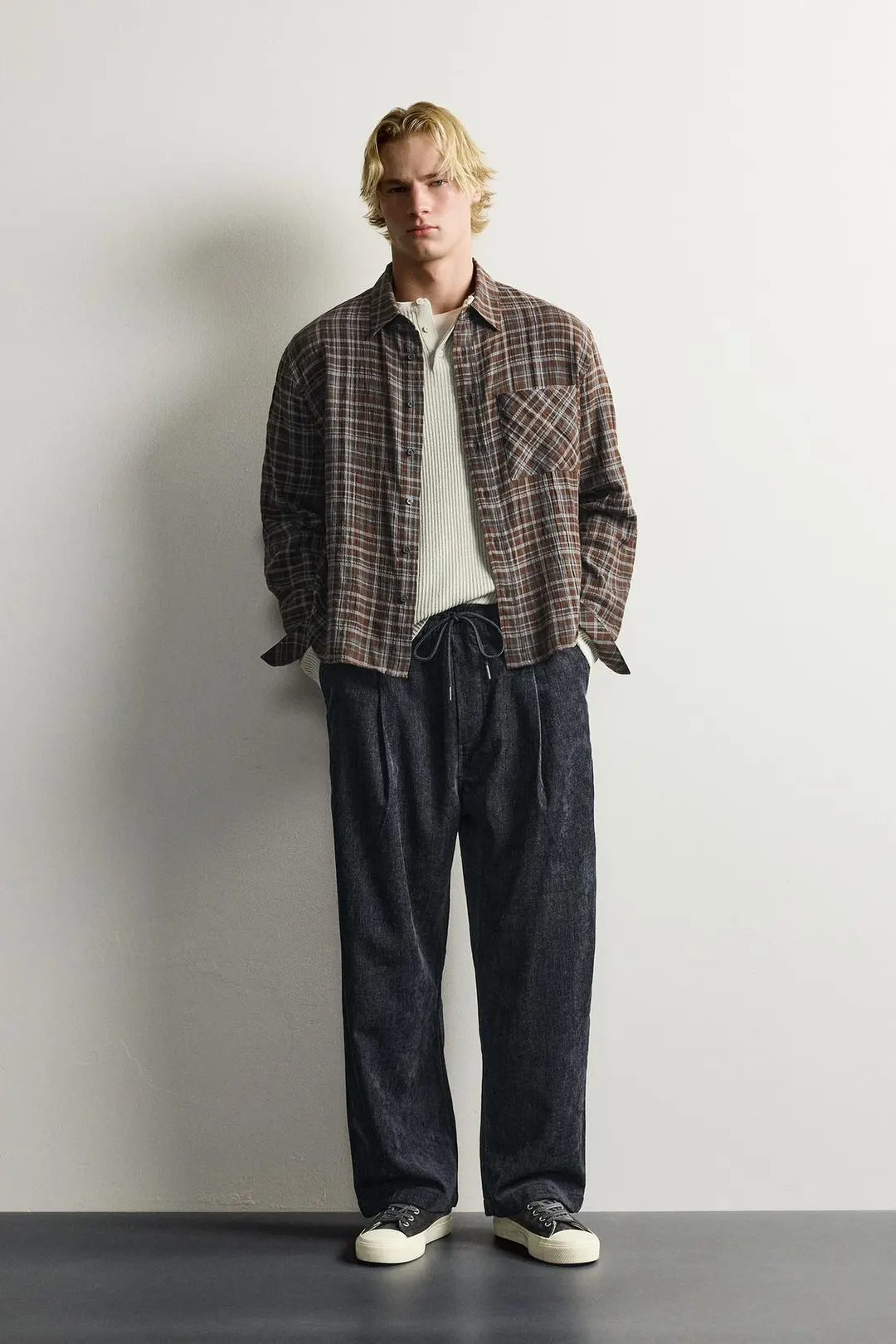Брюки мягкие с неоднородным эффектом стирки, Zara