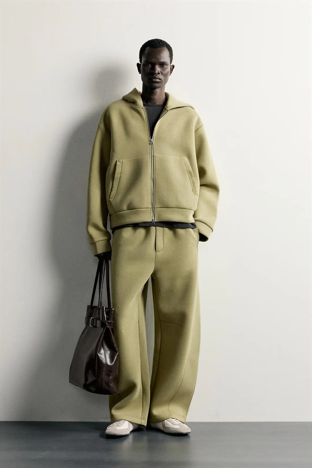 Брюки-джоггеры кроя баллон со смещёнными швами, Zara
