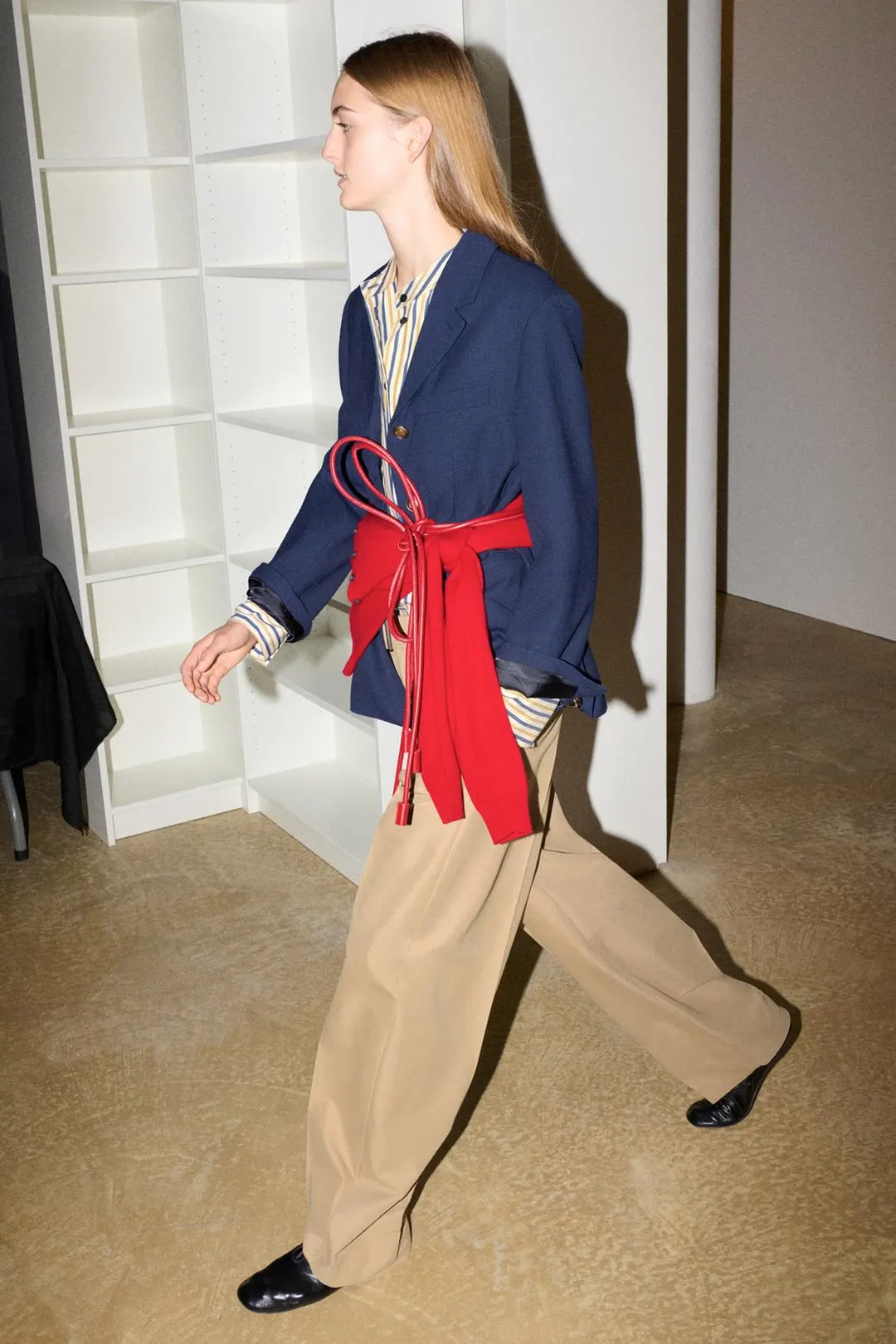 Брюки с защипами и ремнем ZW Collection, Zara