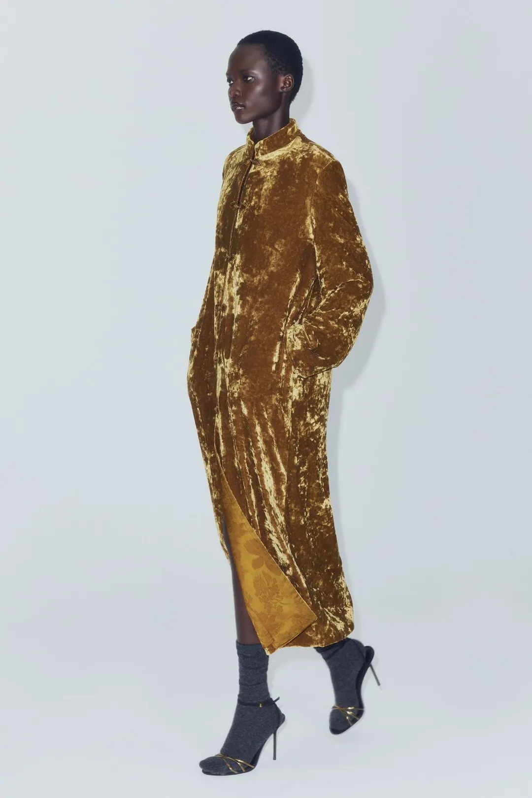 Бархатное пальто с узелковой застежкой ZW Collection, Zara