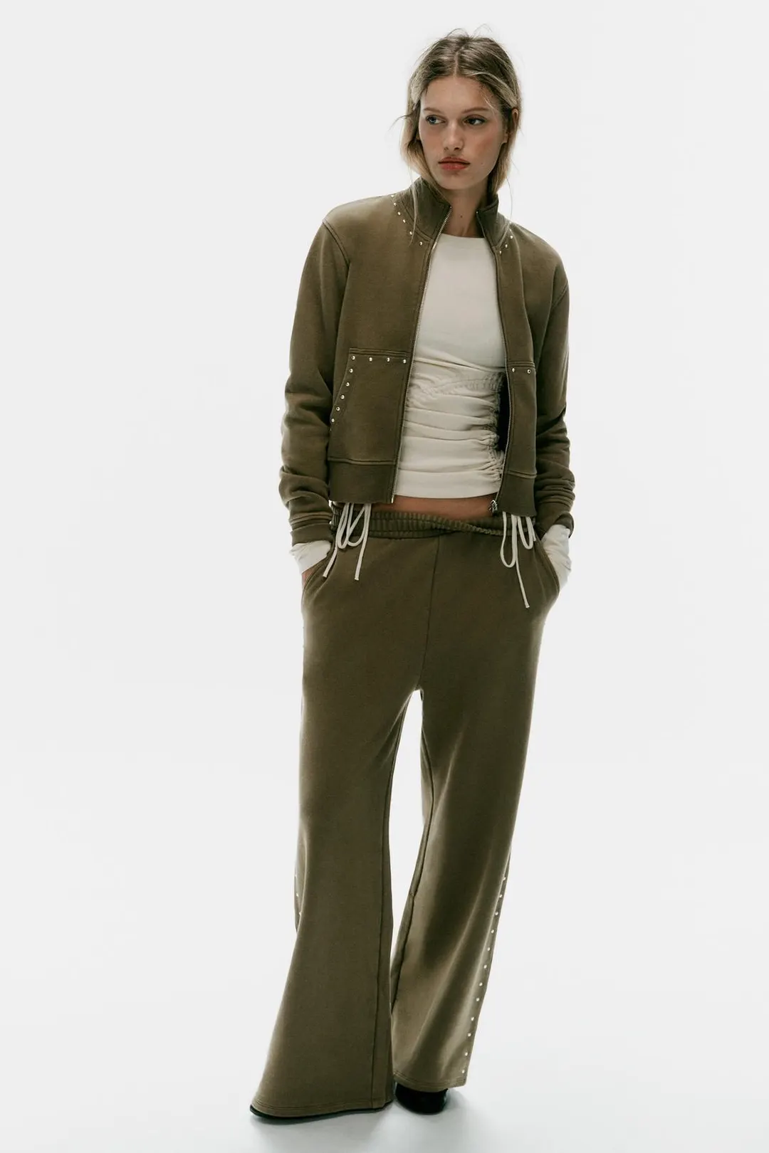 Брюки с эффектом выцветания и заклепками, Zara