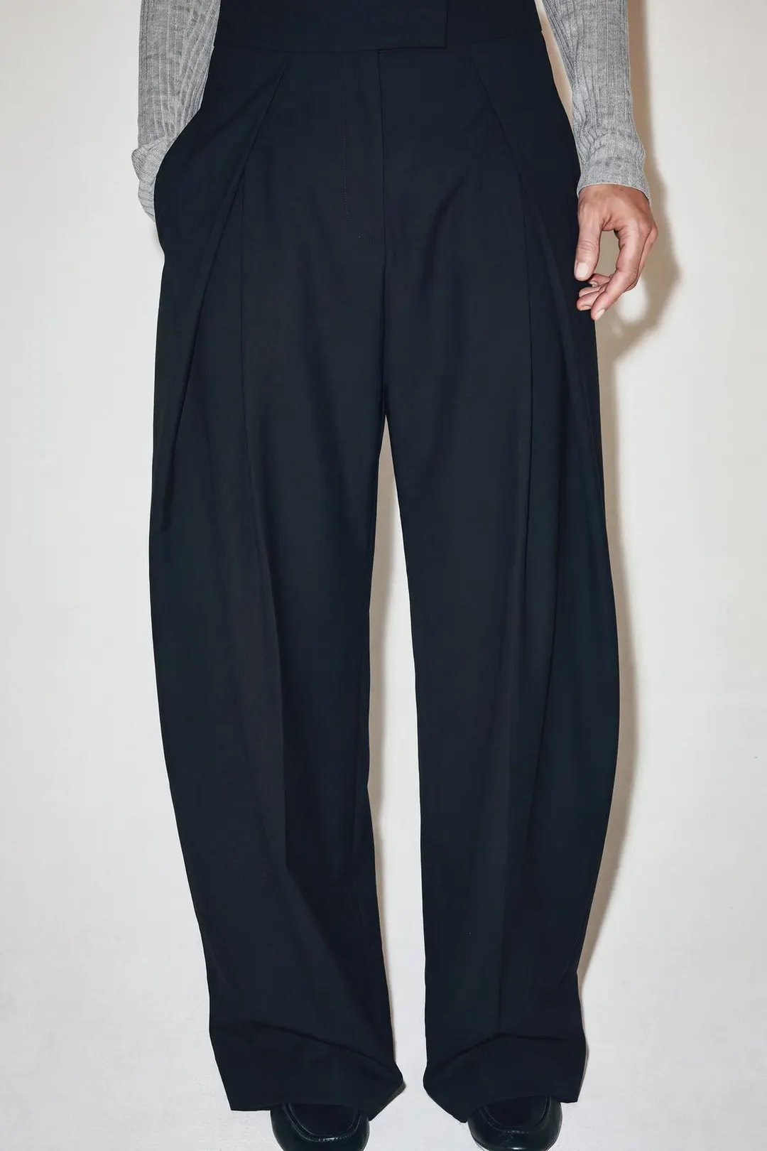 Брюки со складками на талии ZW Collection, Zara