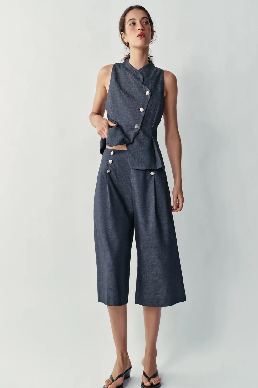 Удлиненные шорты бермуды из смесового льна с пуговицами, Zara
