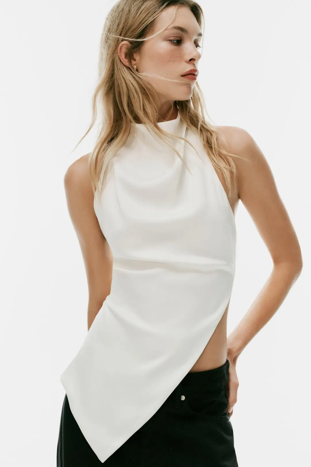 Асимметричный сатиновый топ с бретелью халтер, Zara