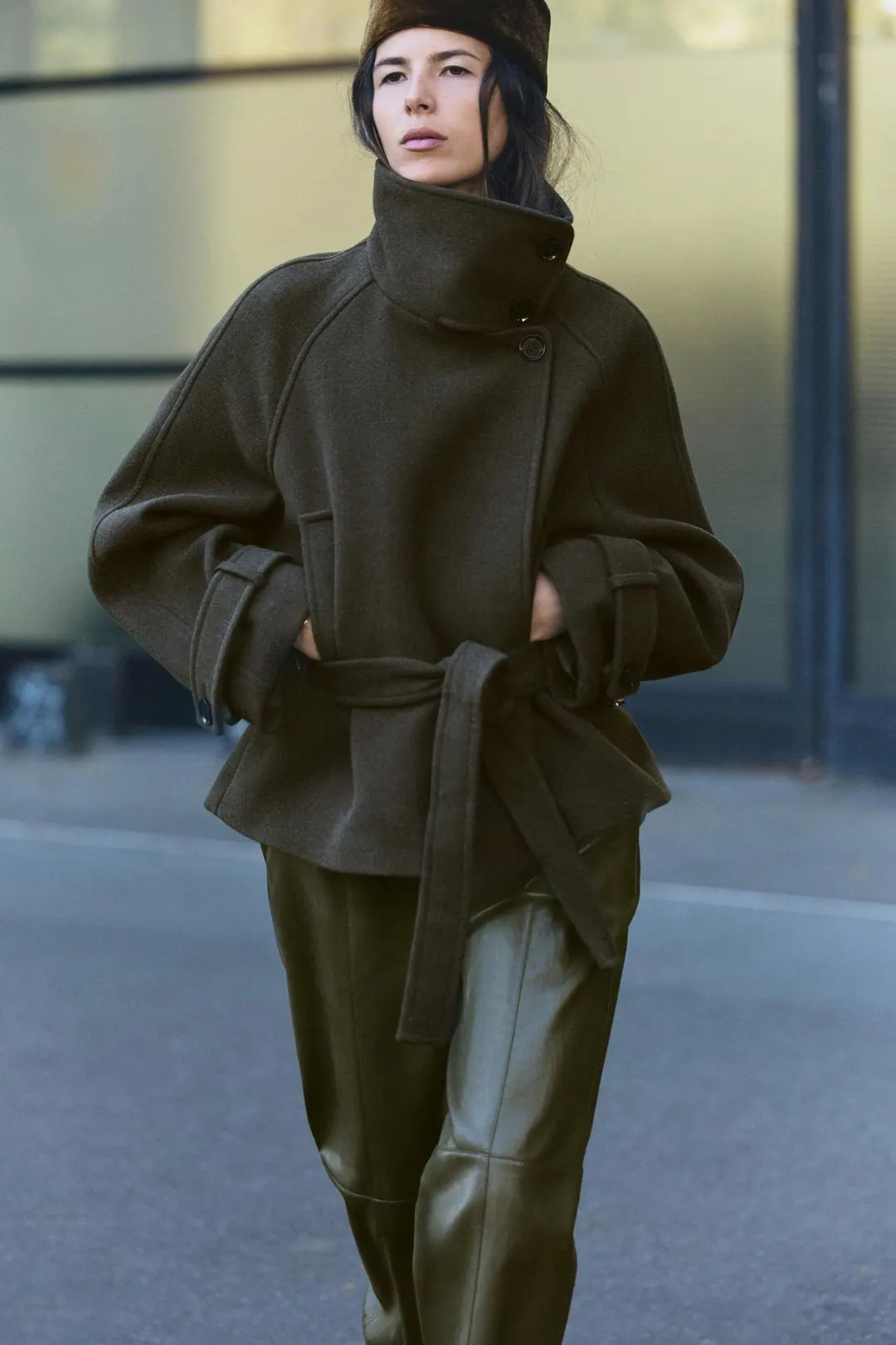 Пальто с высоким воротником и поясом, Zara