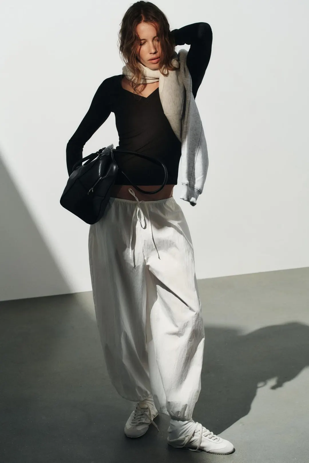 Брюки из технологичной ткани на резинке, Zara