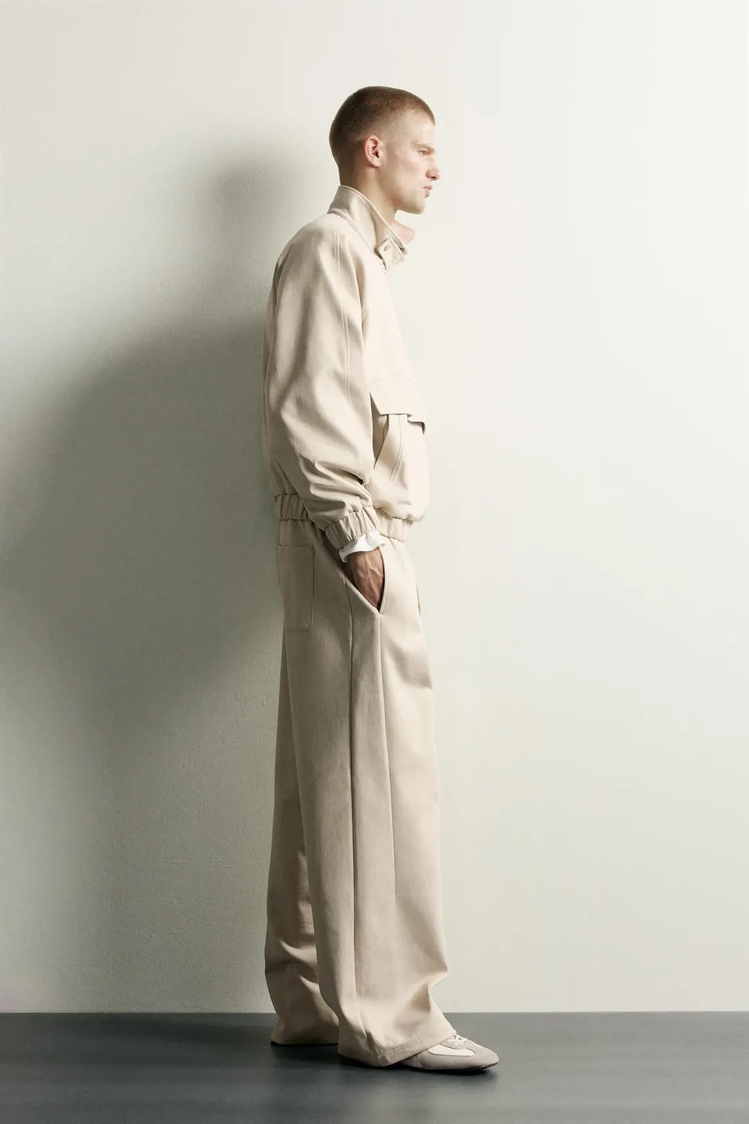 Брюки широкие из технологичной ткани, Zara