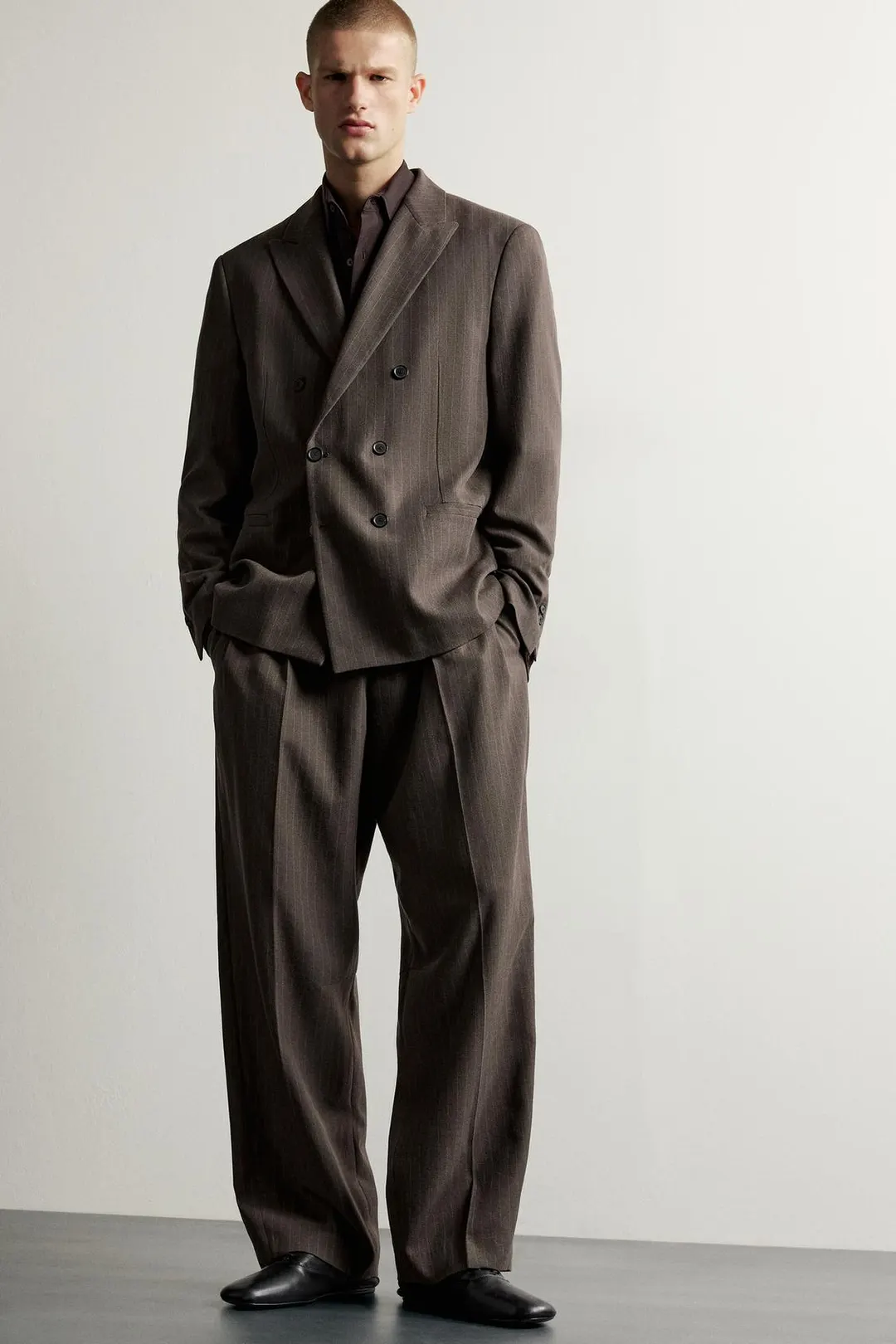 Костюмные брюки в тонкую полоску со складками, Zara