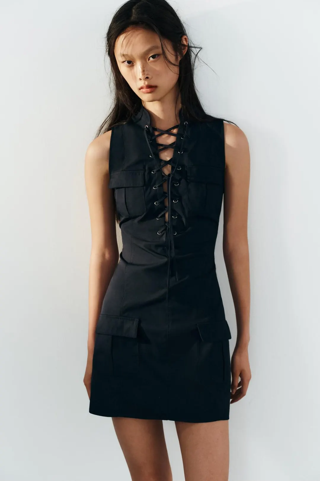 Короткое платье с перекрестными бретелями и карманами, Zara