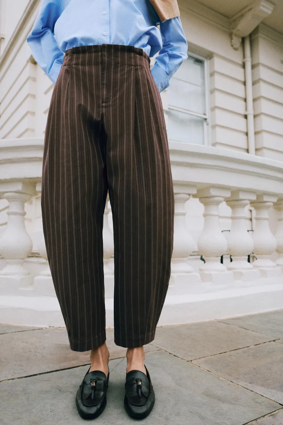 Брюки в полоску силуэта balloon с поясом paperbag, Zara