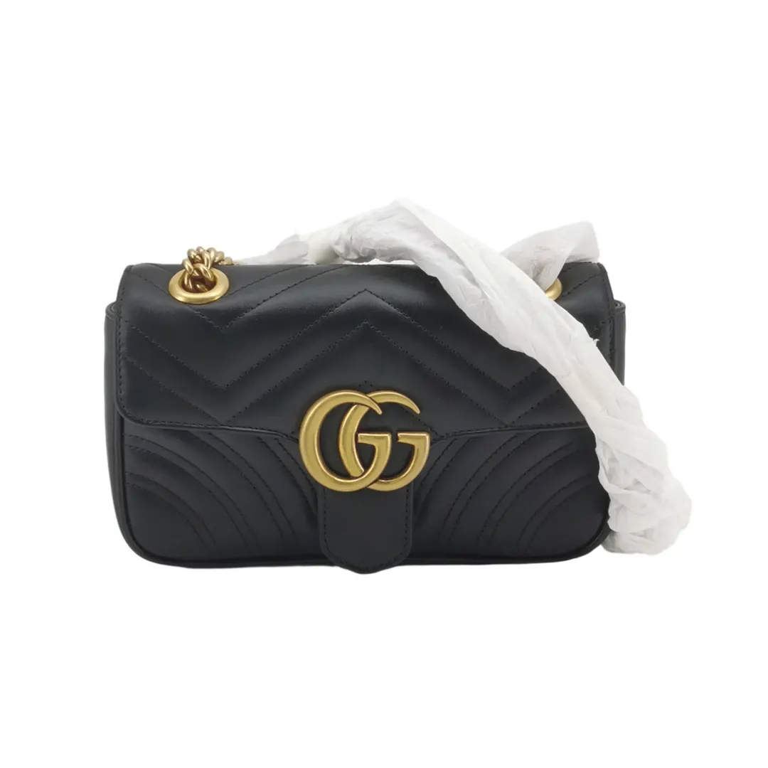 Чёрная кожаная сумка GG Marmont Small с V-образной стёжкой · фото 1
