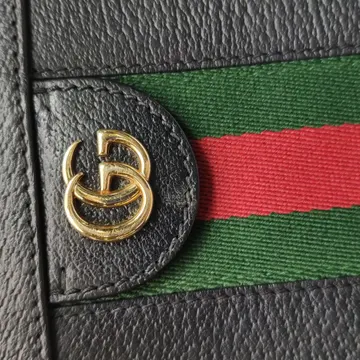 Небольшие следы: загрязнение передней стороны сумки