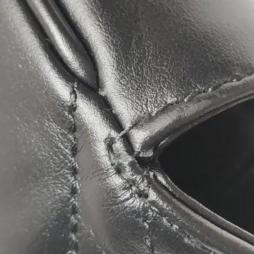 Небольшие трещины на клапане