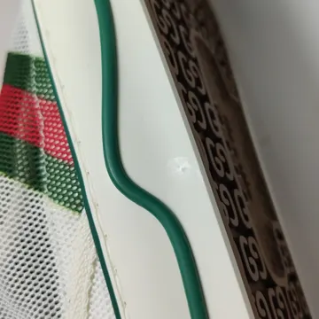 Небольшие следы клея по краю подошвы