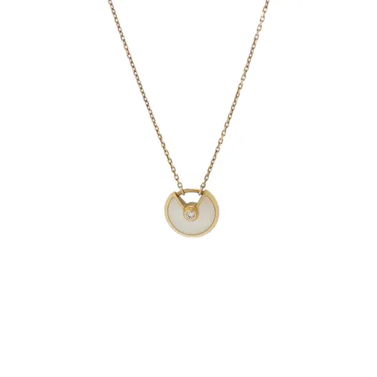 Колье Amulette de Cartier сверхмалого размера из желтого золота 18К с бриллиантом и перламутром